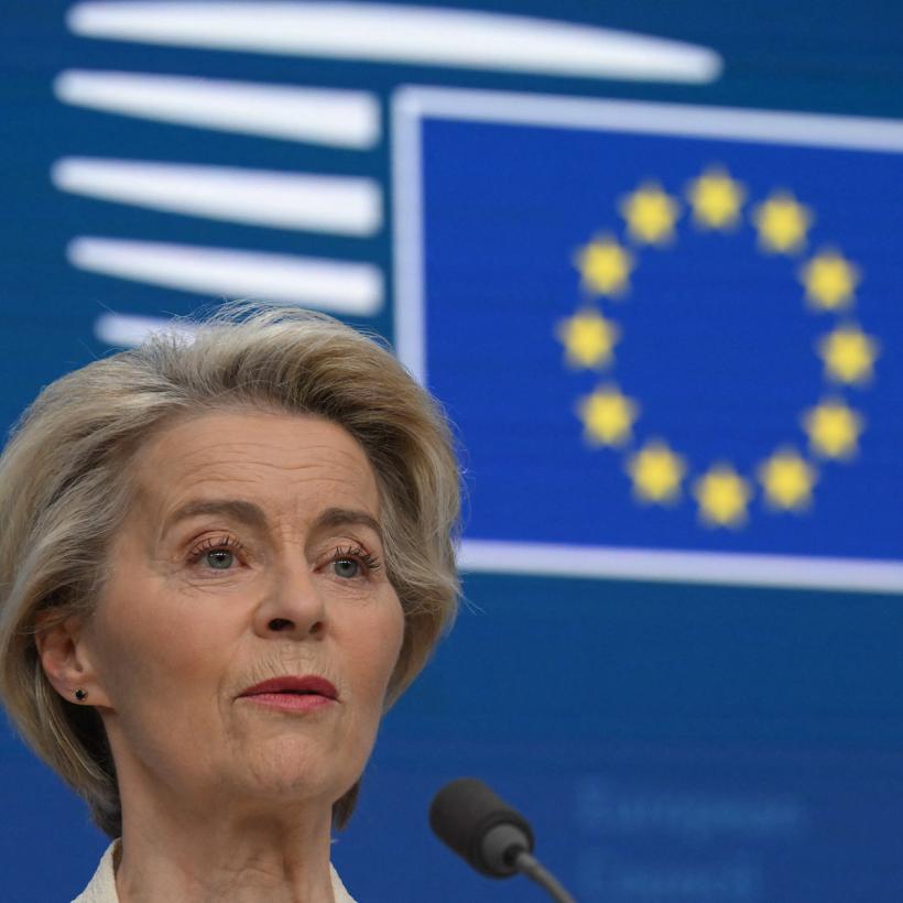Ursula Von der Leyen met de vlag van de Europese Unie op de achtergrond
