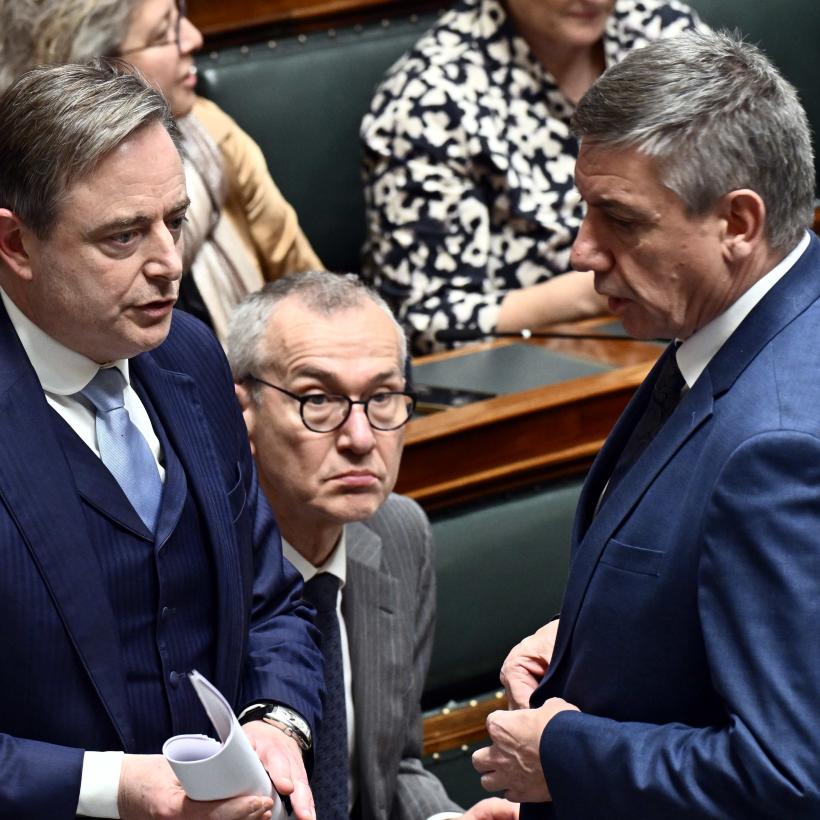 Premier De Wever en minister van Pensioenen Jambon in gespek in de Kamer