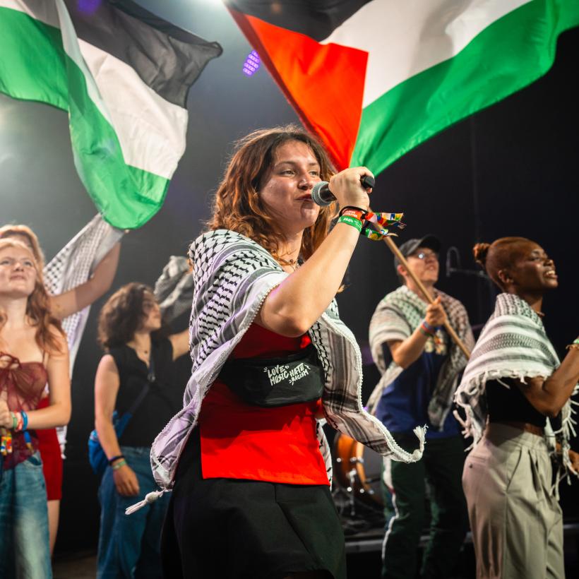 Des jeunes portant des drapeaux palestiniens sur la Main Stage de ManiFiesta