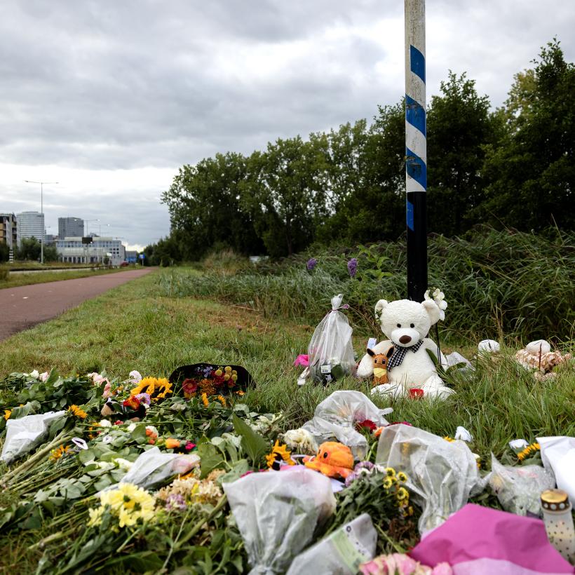 Gedenkplaats met bloemen en knuffeldieren voor Lisa