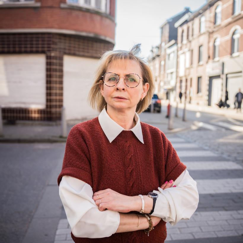 Vrouw in het straatbeeld met gekruiste armen