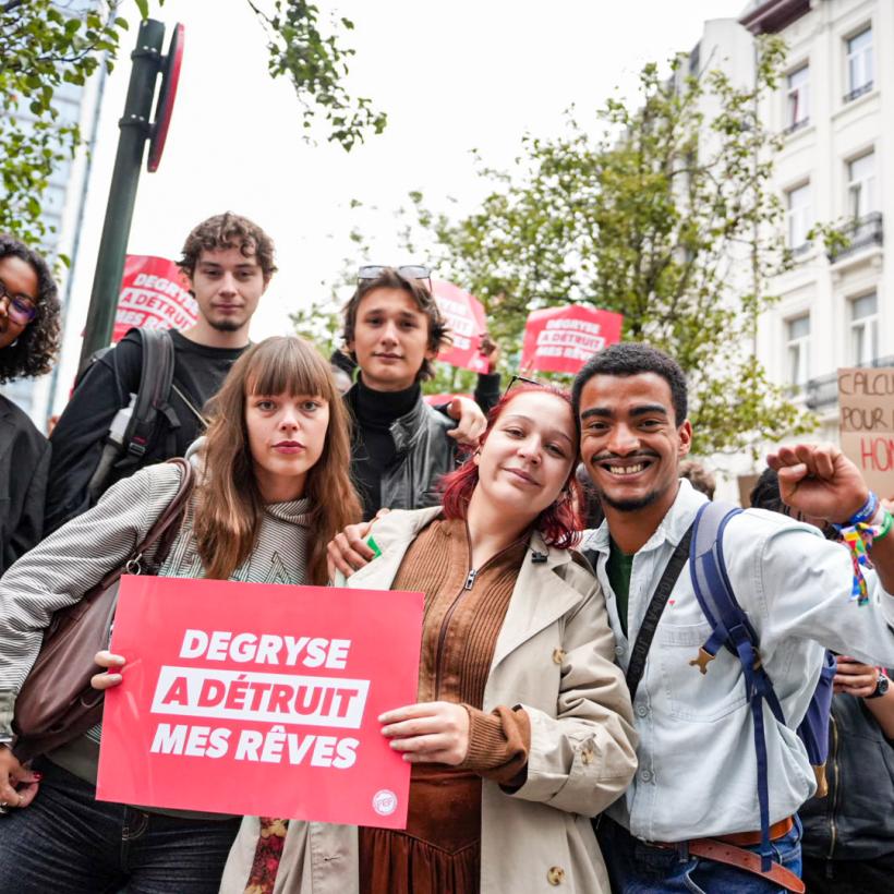 Un groupe d'étudiants manifeste contre la réforme du décret paysage devant le cabinet de la ministre Degryse