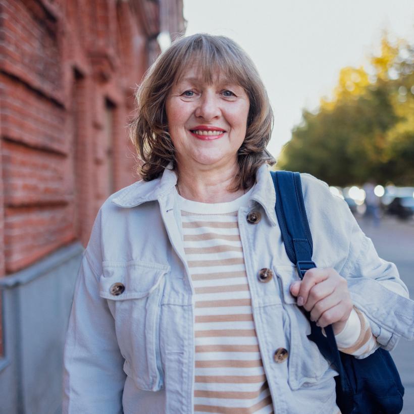 Portrait d'une femme regardant la camera