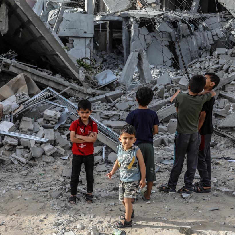 Des enfants palestiniens observent un bâtiment détruit après une frappe aérienne israélienne dans la ville de Rafah, au sud de la bande de Gaza, le 25 avril 2024.