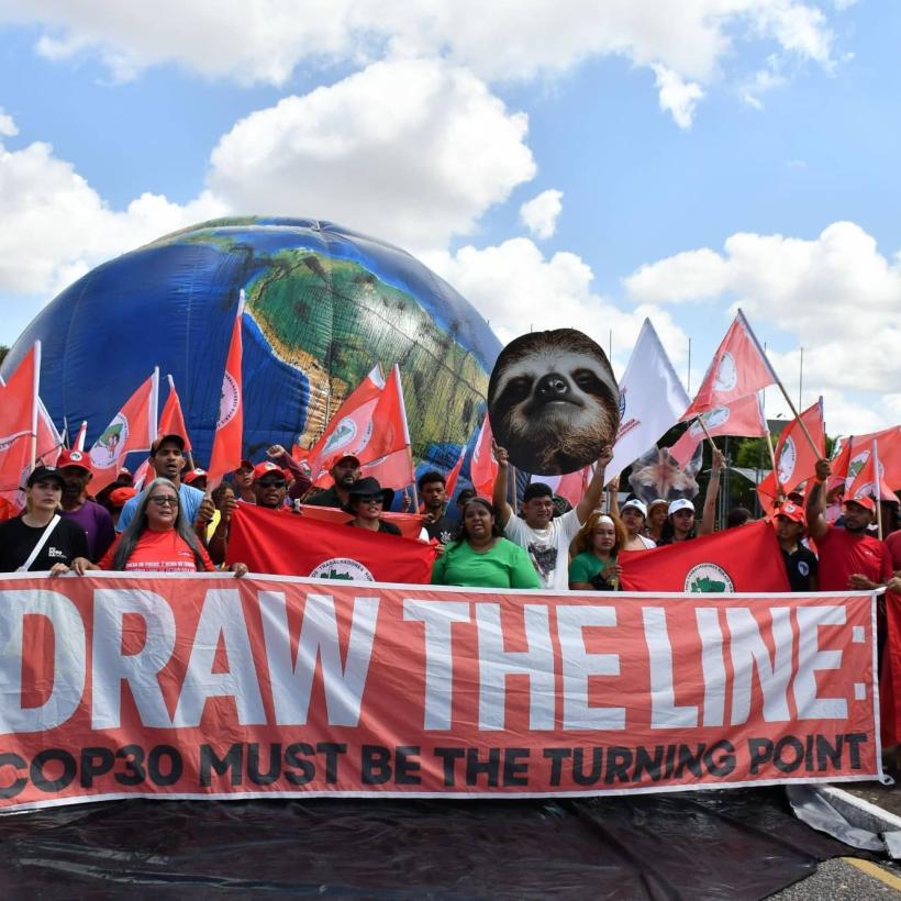 Des activistes pour le climat participent à un rassemblement « Draw the Line » à Belém, au Brésil, où se tiendra la Conférence des Nations unies sur les changements climatiques (COP30), le 19 juillet 2025.