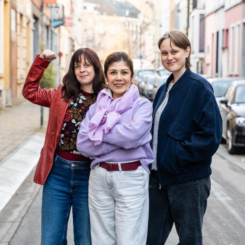 3 vrouwen poseren op straat terwijl ze naar de camera kijken