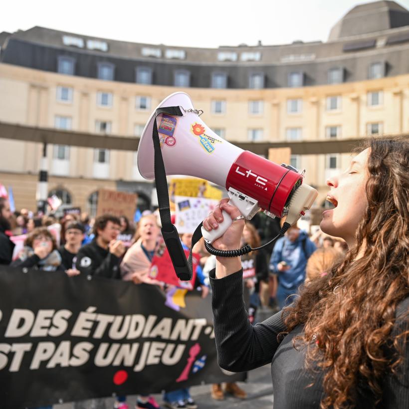 Des étudiants mobilisés lors de la manifestation contre le minerval à 1200 euros du 24 mars 2026