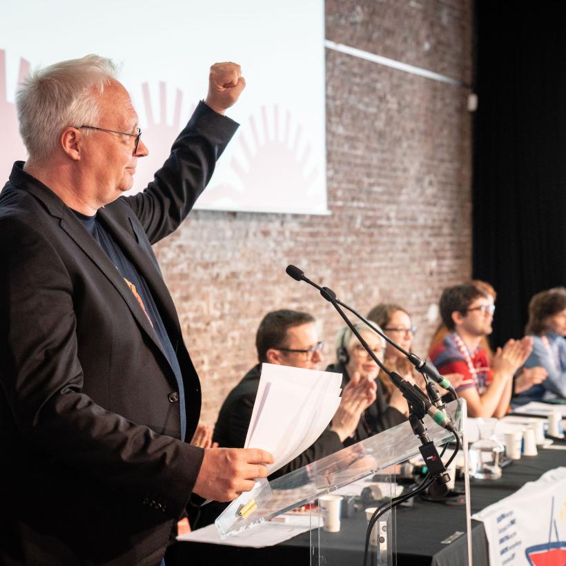 Peter Mertens tijdens de slotzitting van het 8ste congres van de Partij van Europees Links op 18 april in Brussel