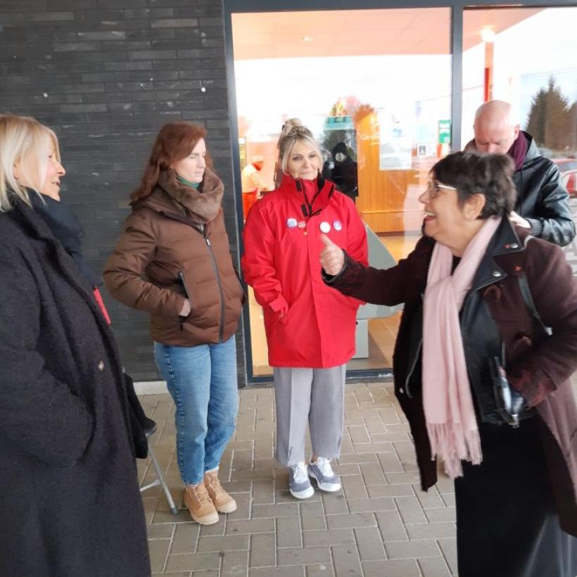 Nadia Moscufo visite un piquet de grève chez Aldi.