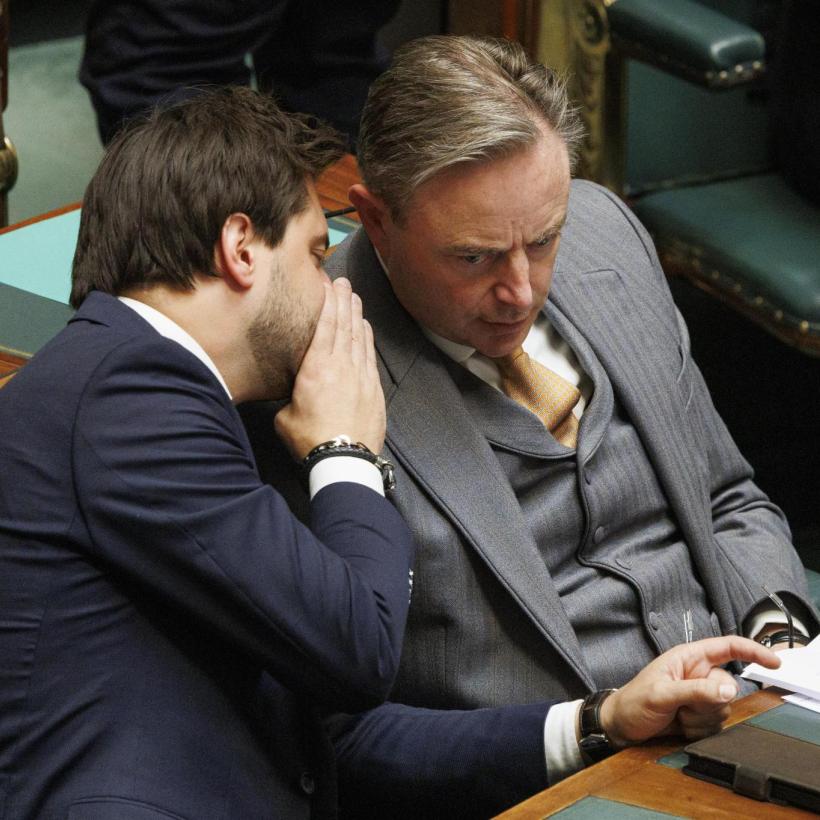 Georges-Louis Bouchez et Bart De Wever font des messes basses au parlement. 