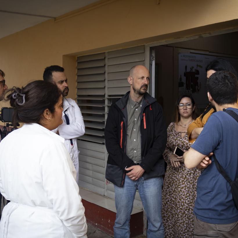 Marc Botenga rencontre l'équipe médicale de la polyclinique Docente Manuel Fajardo Rivero, dans la province de Las Tunas.