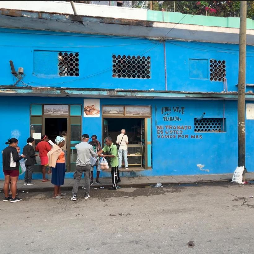 Mensen schuiven aan voor een gratis maaltijdbedeling in Havana.