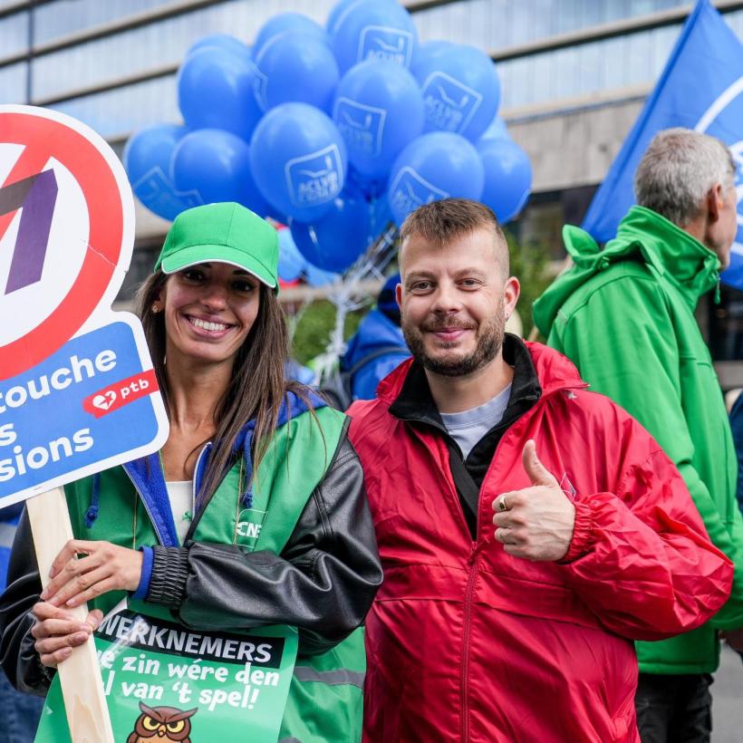 Deux syndicalistes avec un panneau « Pas touche à nos pensions » lors d'une manifestation.