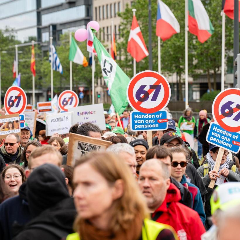 Des pancartes « Pas touches à nos pensions » brandies lors d'une manifestation syndicale.