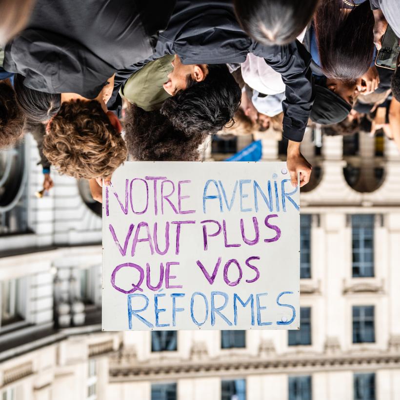 Pancarte tenue par un groupes de jeunes lors du rassemblement du 4 juin. texte : "Notre avenir vaut plus que vos réformes"