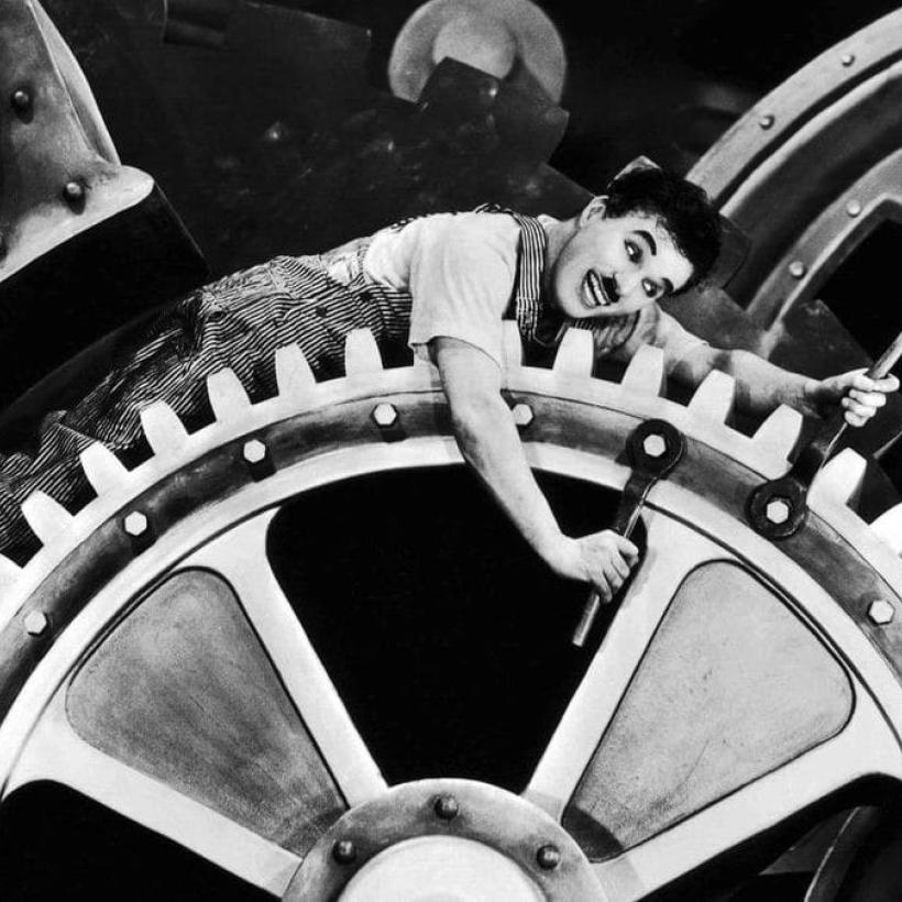Scene uit de film Modern Times met Charlie Chaplin