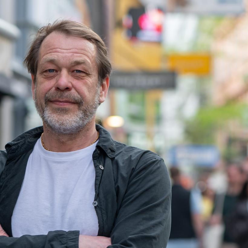 Man van middelbare leeftijd met gekruiste armen