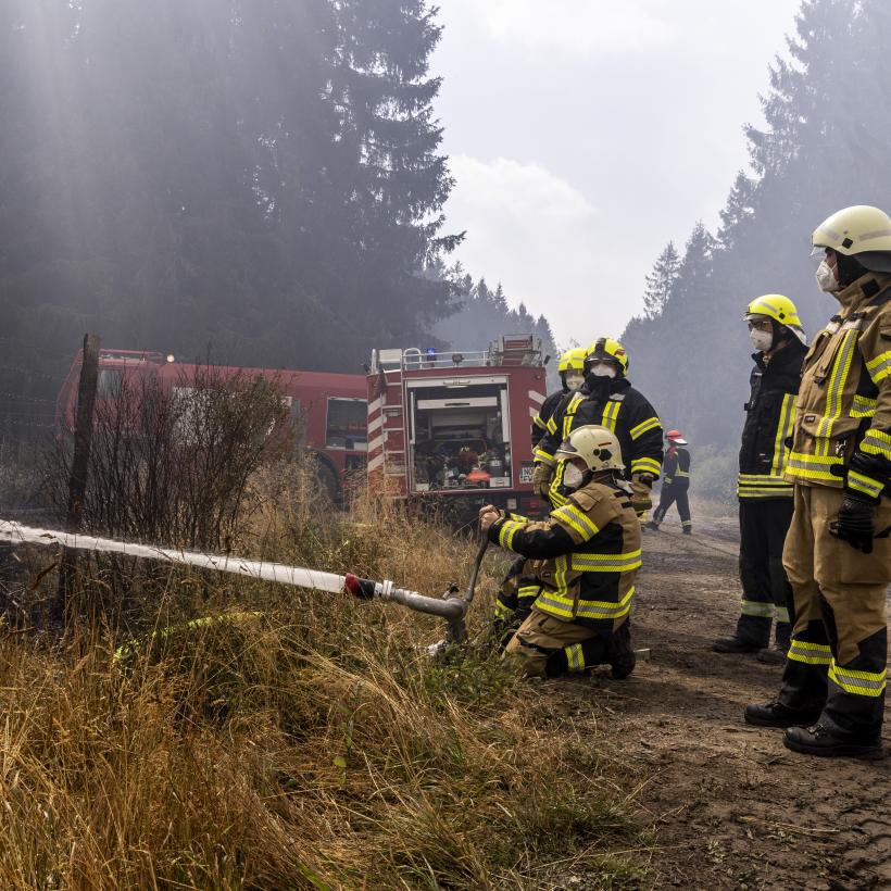 Des pompiers luttent contre l'incendie dans les Fagnes.