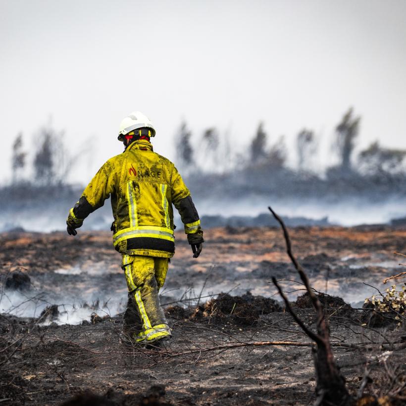 Un pompier dans les Hautes Fagnes brûlées