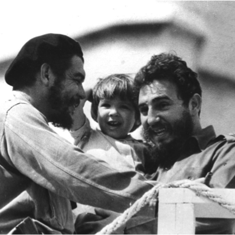 Fidel Castro, samen met Che Guevara en diens dochtertje Aleida 