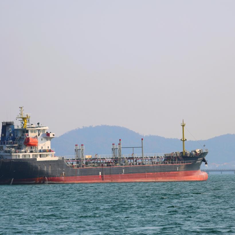 Een schip in de Straat van Hormuz