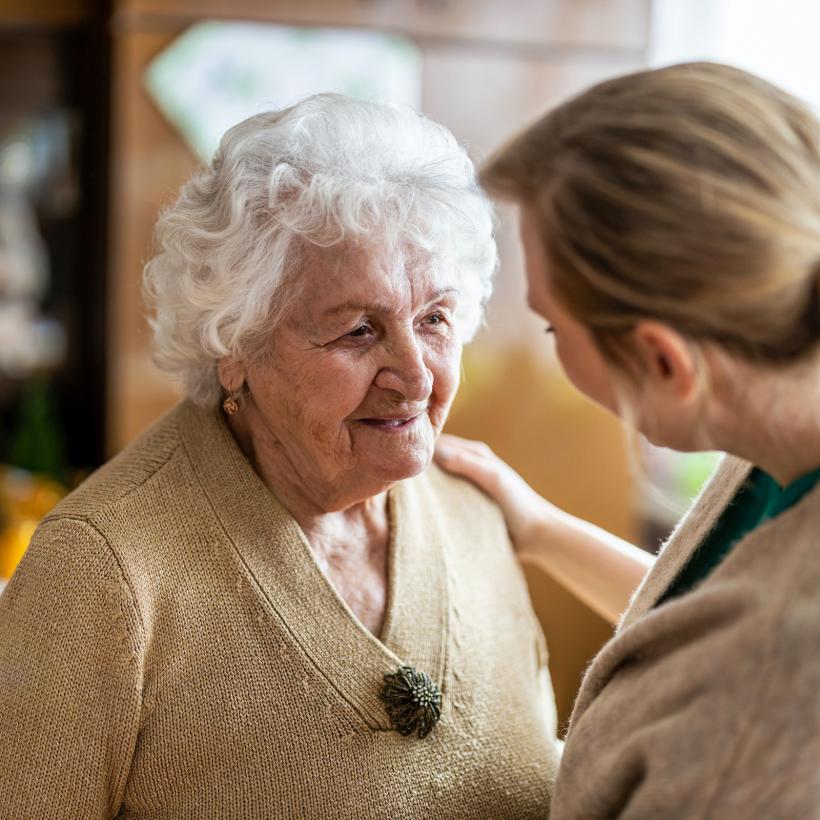 Een oudere dame bij haar dokter