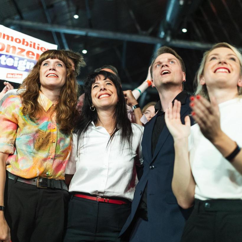Ines Schwerdtner, Luigi Pantisano, Elif Eralp, en Janis Ehling tijdens het Die Linke verkiezingsfeest in de Kreuzberg feestzaal in Berlijn, Duitsland, op 20 september 2026. (Foto door Christian Marquardt/NurPhoto)