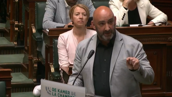 Gaby Colebunders neemt het woord in het parlement