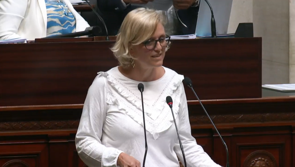 Sofie Merckx, cheffe de groupe PTB à la Chambre, à la tribune du parlement.
