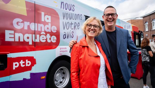 Sofie Merckx et Raoul Hedebouw lors du lancement de la Grande Enquête.