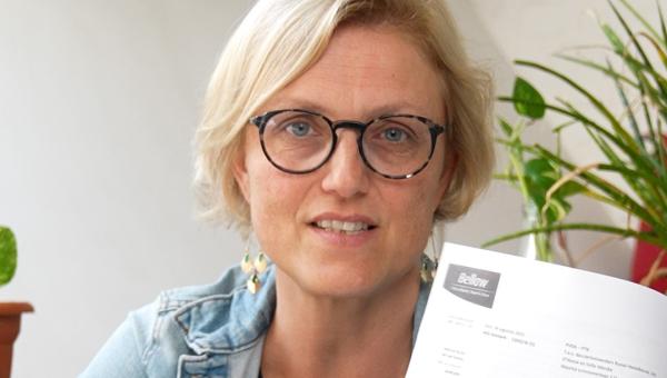 Sofie Merckx montre la lettre de menace de poursuites judiciaires qu'elle a reçue de la part de Siegfried Bracke.