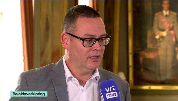 Raoul Hedebouw voor de microfoon van Villa Politica