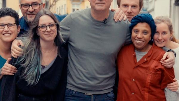 Raoul Hedebouw omringd door een aantal mannen en vrouwen