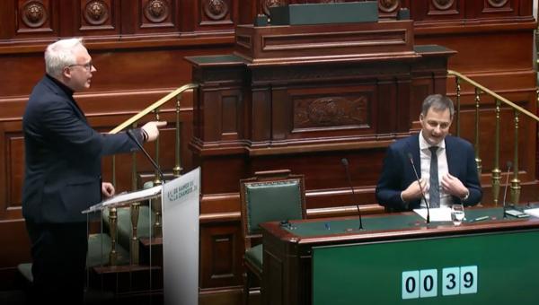 Peter Mertens in de Kamer tegenover premier De Croo