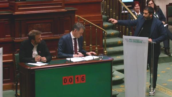 Nabil Boukili intervient face à Alexander De Croo à La Chambre.
