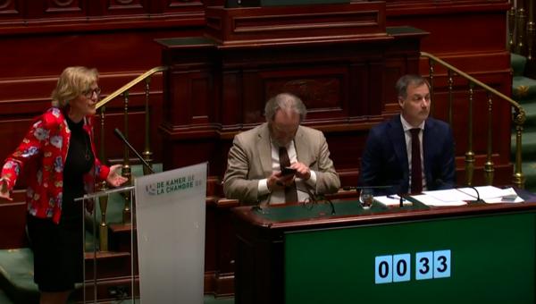 Sofie Merckx intervient à la Chambre face à Alexander De Croo.