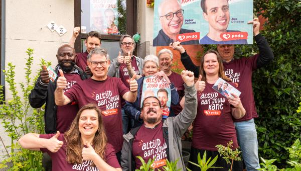 Un groupe de membres et bénévoles ayant contribué à la campagne du PTB