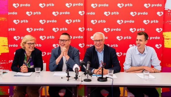 Sofie Merckx, Raoul Hedebouw, Peter Mertens en Jos D'Haese zitten naast elkaar. Voor hen staan micro's. 