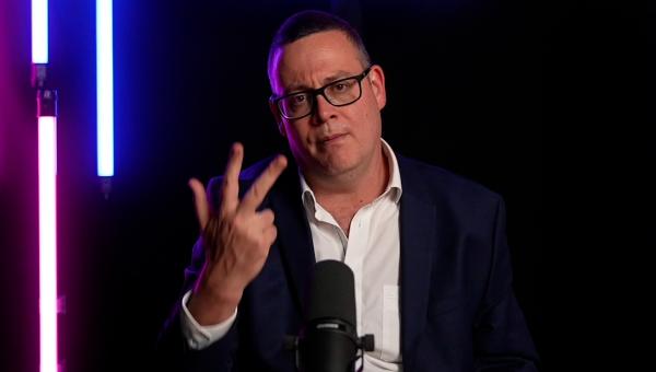 Raoul Hedebouw montre trois doigts.