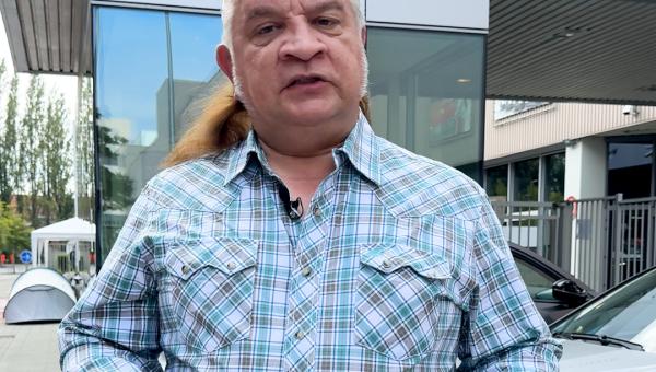 Francis Dagrin devant l'usine Audi Brussels