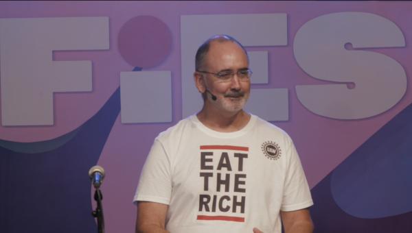 De Amerikaanse vakbondsman Shawn Fain op het podium van ManiFiesta.