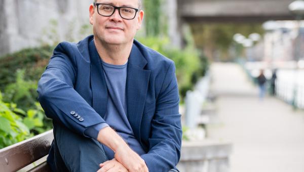 Raoul Hedebouw assis sur un banc