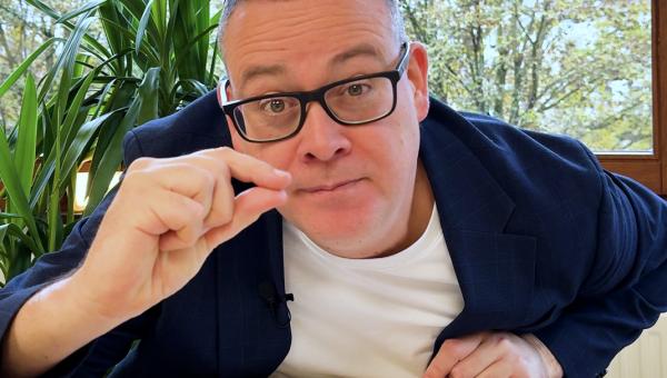 Raoul Hedebouw houdt duim en wijsvinger dicht bij elkaar om iets heel kleins aan te tonen