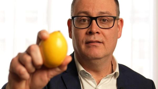 Raoul Hedebouw qui tient un citron dans la main