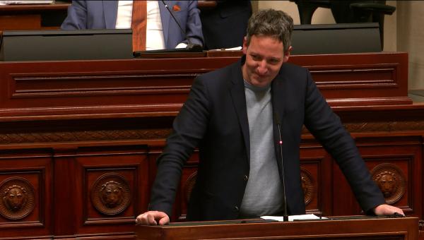 Kim De Witte op het spreekgestoelte van de Kamer