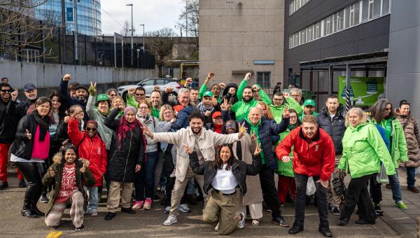 Grève du 31 mars 2025 : photo de groupe d'activistes d'âge et de syndicats divers