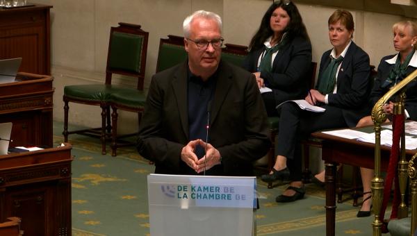 Peter Mertens in de Kamer.