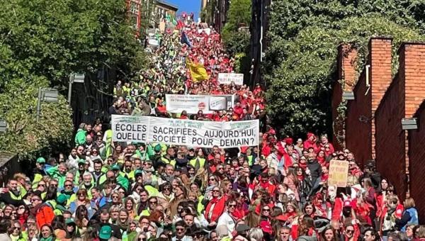 Photo de la foule des 8000 enseignants et jeunes lors de l'action des enseignants à Liège