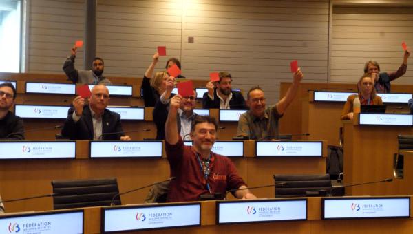 Les profs et élèves présents aux auditions pirates sur l'enseignement brandissent un cartou rouge pour refuser les réformes MR-Engagés