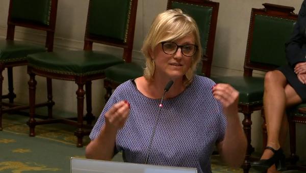 Sofie Merckx pendant son intervention à la Chambre
